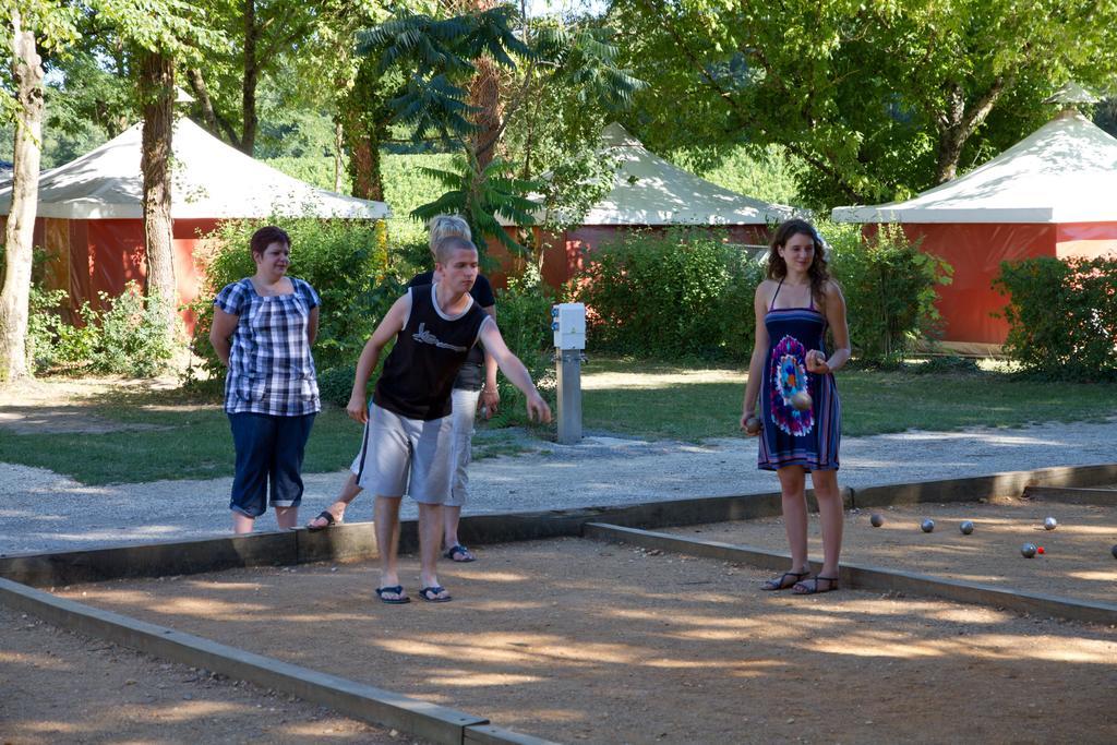 Camping Le Pressoir Petit-Palais-et-Cornemps Ngoại thất bức ảnh